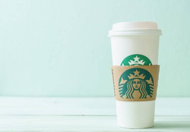 Bangkok, Tayland - 5 Haziran 2018: Beyaz kahve fincanı Starbucks logosu üzerinde tahta arka plan ile. Starbucks dünyanın en büyük kahve evi 61 ülke içinde 20.000'den fazla mağaza ile mi.