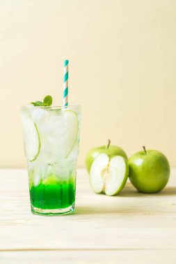 Yeşil elma soda ahşap masa üzerinde