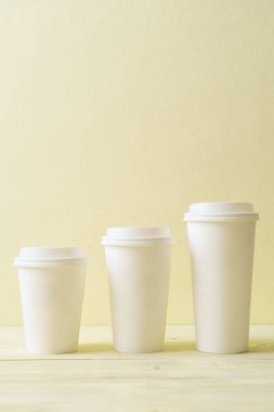 Kağıt ahşap arka plan üzerinde paket servisi olan restoran kahve fincan