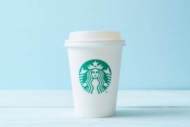 Bangkok, Tayland - 5 Haziran 2018: Beyaz kahve fincanı Starbucks logosu üzerinde tahta arka plan ile. Starbucks dünyanın en büyük kahve evi 61 ülke içinde 20.000'den fazla mağaza ile mi.