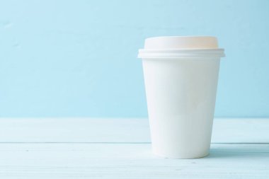 Kağıt ahşap arka plan üzerinde paket servisi olan restoran kahve fincan