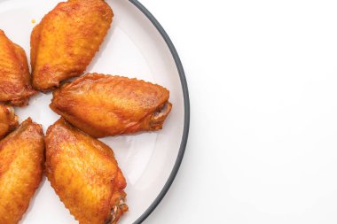 Beyaz arka plan üzerinde izole Barbekü tavuk kanadı
