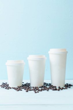 Kağıt ahşap arka plan üzerinde paket servisi olan restoran kahve fincan