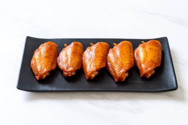 Barbekü tavuk kanadı sosu ile