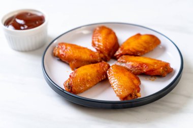 Barbekü tavuk kanadı sosu ile