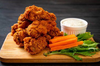 Sebzeli kızarmış tavuk kanadı.