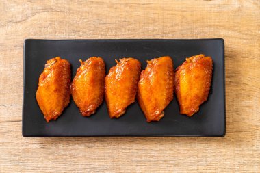 Barbekü tavuk kanadı sosu ile