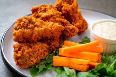 Sebzeli kızarmış tavuk kanadı.