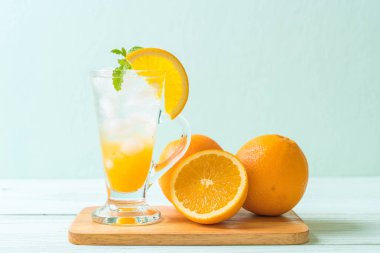 yanında da soda ahşap masa portakal suyu