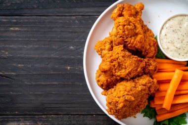 Sebzeli kızarmış tavuk kanadı.