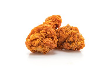 Beyaz arka plan üzerinde izole kızarmış baharatlı tavuk kanadı