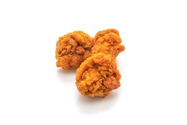 Beyaz arka plan üzerinde izole kızarmış baharatlı tavuk kanadı