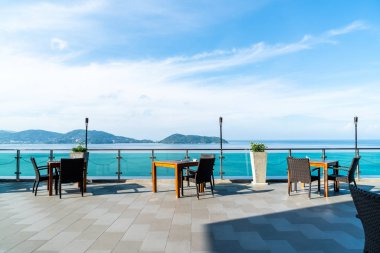 boş veranda sandalye ve masa deniz görünümü arka plan ile