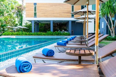 havlu havuz yüzme havuzu otel tatil - tatil tatil kavramı etrafında yatakta