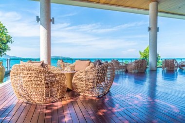 boş veranda sandalye ve masa deniz görünümü arka plan ile