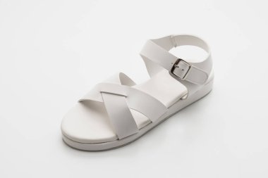 Kadınlar beyaz arka plan üzerinde izole sandalet deri