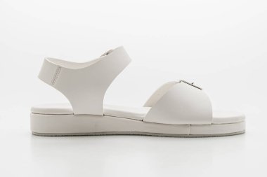 Kadınlar beyaz arka plan üzerinde izole sandalet deri