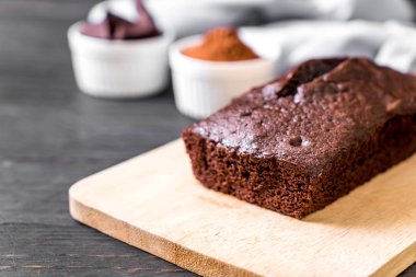 ahşap zemin üzerine çikolatalı browni kek