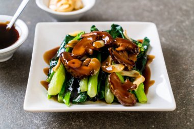 Sarımsaklı istiridye soslu kızarmış Hong Kong Kale heyecan