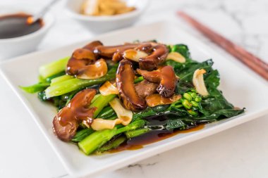 Sarımsaklı istiridye soslu kızarmış Hong Kong Kale heyecan