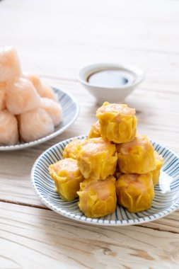 Çin karides pişmiş hamur tatlısı - Asya gıda tarzı