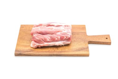 Beyaz arka planda izole edilmiş taze domuz filetosu.