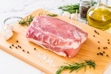 taze domuz ham filetosu ahşap tahta üzerinde