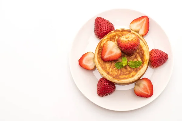 Pfannkuchen Mit Frischen Erdbeeren Isoliert Auf Weißem Hintergrund — Stockfoto