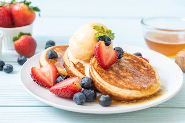 Souffleurpfannkuchen Mit Blaubeeren Erdbeeren Honig Und Vanilleeis — Stockfoto