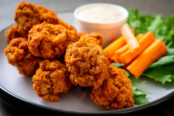 Fried Spicy Chicken Wings Vegetable — Stock Photo, Image