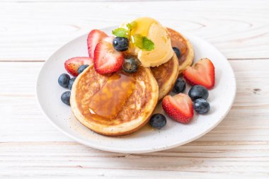 Yabanmersinli gözleme, çilek, bal ve vanilyalı dondurma.