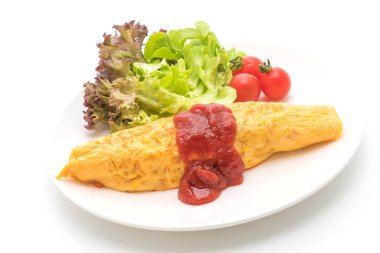 Beyaz arka plan üzerinde izole kaydırma bir omlet aromalı kızarmış pirinç