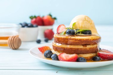 Yabanmersinli gözleme, çilek, bal ve vanilyalı dondurma.