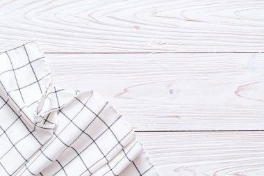 mutfak bezi (peçete) kopya alanı ile ahşap arka plan üzerinde