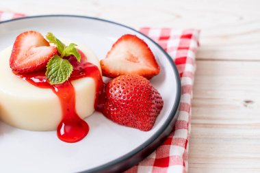 taze çilek - sağlıklı yemek ve tatlı ile yoğurt puding