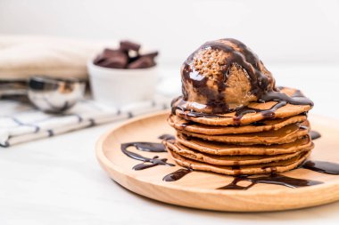 Çikolatalı dondurma plaka ile gözleme