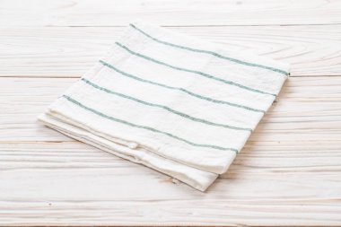 ahşap arka plan üzerinde mutfak bezi (peçete)