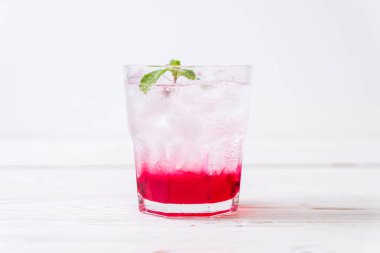 ahşap masa buzlu çilekli soda