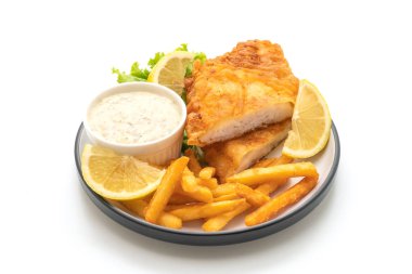 Beyaz arkaplanda balık ve cips izole