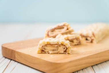 beyaz çikolata karamel ve gevrek gevrek ahşap bar ile