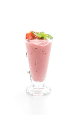 Beyaz arka plan üzerinde izole smoothies çilek milkshake