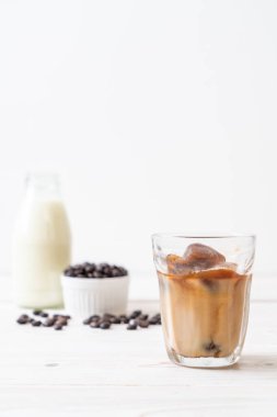 ahşap masa üzerinde sütlü kahve buz küpleri