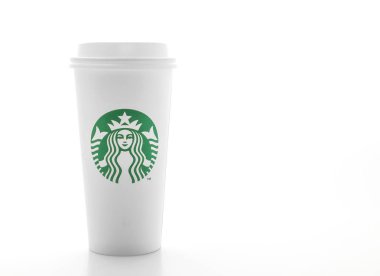 Bangkok, Tayland - 5 Haziran 2018: Beyaz kahve fincanı beyaz arka plan üzerinde izole Starbucks logosu ile. Starbucks dünyanın en büyük kahve evi 61 ülke içinde 20.000'den fazla mağaza ile mi.