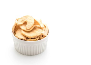 Beyaz arka plan üzerinde izole kurutulmuş elma cips