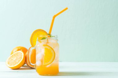 yanında da soda ahşap masa portakal suyu