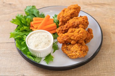 Sebzeli kızarmış tavuk kanadı.