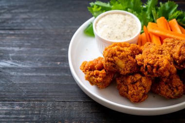 Sebzeli kızarmış tavuk kanadı.