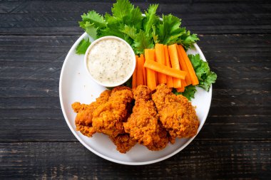 Sebzeli kızarmış tavuk kanadı.