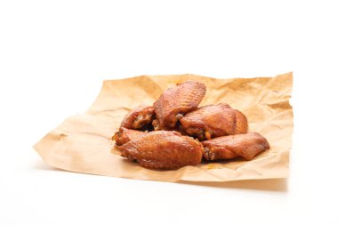 Beyaz arka plan üzerinde izole Barbekü tavuk kanadı