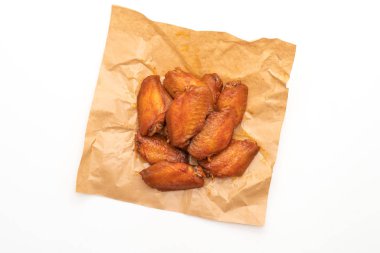 Beyaz arka plan üzerinde izole Barbekü tavuk kanadı